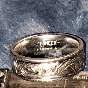 Silver Titanium Men's Patterned Ring